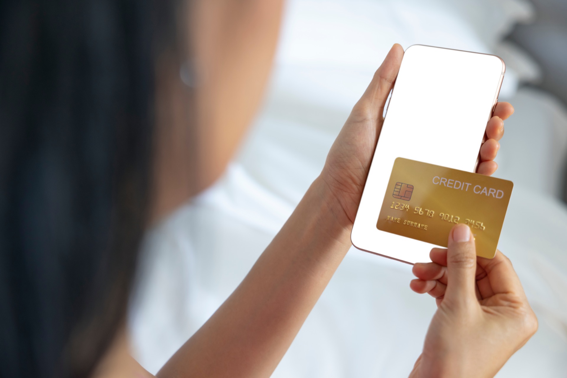 La carte gold appartient à la catégorie des cartes bancaires dites haut de gamme. Mais quels sont les avantages d'en posséder une ? © Floa